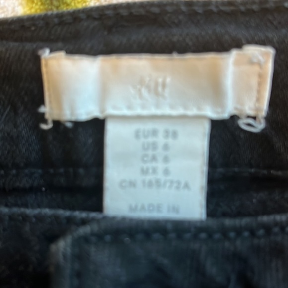 🌻🪴✌️H&M BLACK DENIM HIGH WAISTED SHORTS WITH FRINGED HEM🪴like new barely worn - Picture 2 of 3